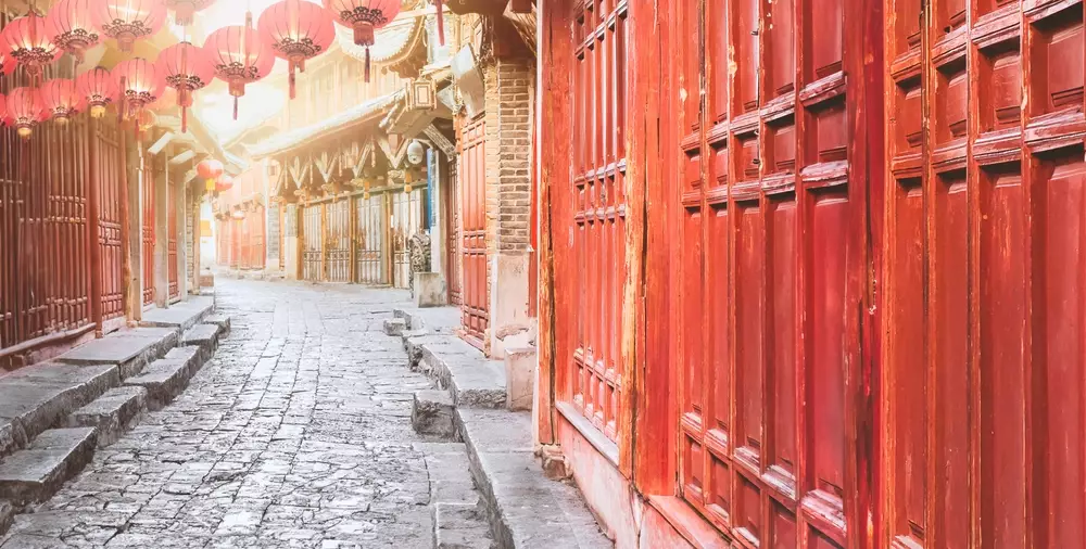 <p>
	Explore the enchanting old town of Lijiang, a UNESCO World Heritage site, with its cobbled streets, wooden bridges, and stunning mountain views.</p>
